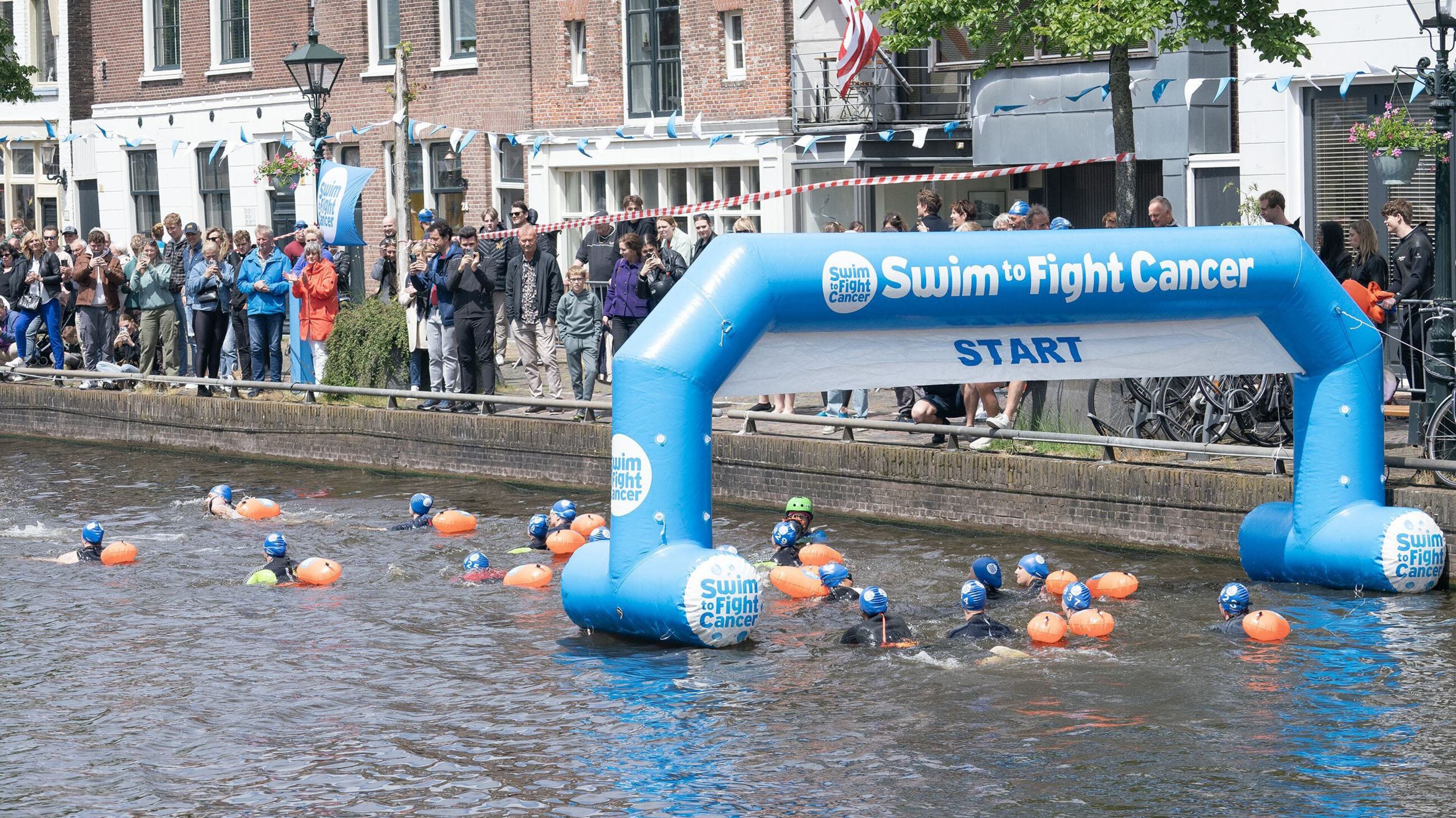 Deelnemers Swim to Fight Cancer in de Alkmaarse binnenstad halen bijna 109.000 euro op. ’Ik doe het 